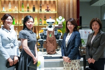 分身ロボットカフェを訪問した岸田総理夫人とタム・ベトナム国家主席夫人