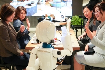 分身ロボットカフェで、ベトナム国家主席夫人を含めて懇談する岸田総理大臣夫人