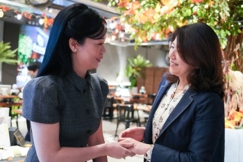 タム・ベトナム国家主席夫人と握手しながら挨拶を交わす岸田総理大臣夫人