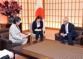 着席し、意見交換を行う、上川大臣とエマニュエル大使の様子