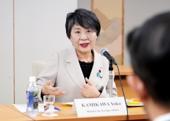 発言する上川外務大臣の様子