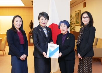 目黒依子女性・平和・安全保障(WPS)行動計画評価委員会委員長ほかによる表敬を受ける上川大臣