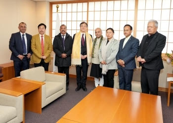 表敬者と写真撮影する堀井外務副大臣