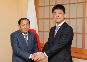 サック・セター上級大臣と握手しながら記念撮影をする高村政務官