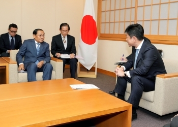 高村政務官とサック・セター上級大臣の懇談の様子