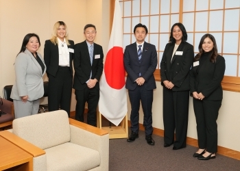 正面を向き、写真撮影に応じる、穂坂政務官と日系4世米国人若手リーダー一行の様子