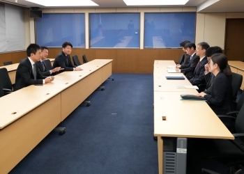 「法の支配を推進するため、司法外交を展開する議員連盟」と会談をする堀井外務副大臣
