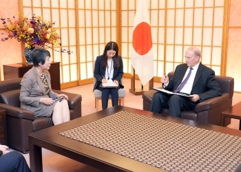 上川外務大臣とハース名誉会長の懇談の様子