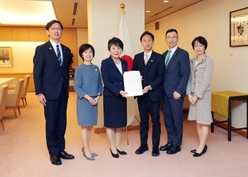 公明党SDGs推進本部による持続可能な開発目標(SDGs)実施指針改定に向けた提言の手交を受ける上川外務大臣の様子