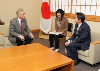 着席し、意見交換を行う、穂坂政務官とレックス・ジーク氏の様子