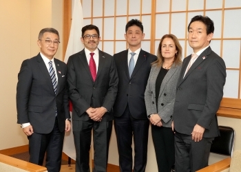 正面を向き、写真撮影に応じる、高村政務官とプラカシュACCJ会頭らの様子