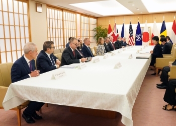 テーブルに着き、意見交換を行う、上川大臣とNATO代表部大使の様子