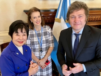 正面を向き、写真撮影に応じる、山東特派大使とミレイ大統領らの様子