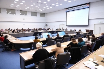 国連大学における、パネルディスカッションの様子(会場内の様子)