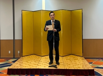 歓迎レセプションにてスピーチをする深澤政務官の様子