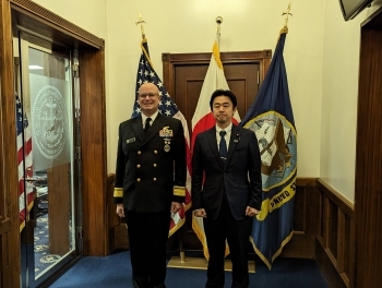 正面を向き、写真撮影に応じる、穂坂政務官とレディ司令官の様子