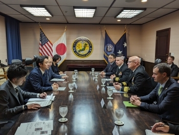 テーブルに着き、意見交換を行う、穂坂政務官とラーティ司令官、およびソボル司令官の様子