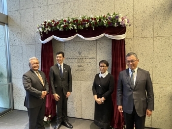 開所式に参加した辻副大臣とインドネシア大使館関係者