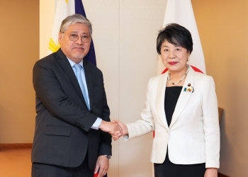 会談前に、マナロ・フィリピン外相と握手する上川外務大臣