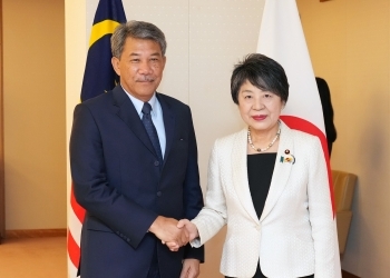マレーシアのモハマド外務大臣と握手する上川外務大臣