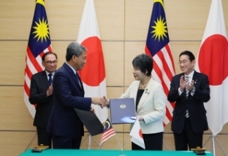 OSA文書を交換する両外相
