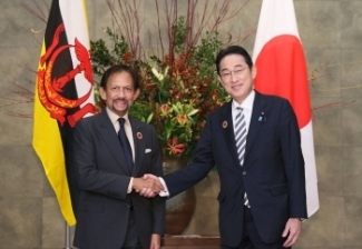 会談を前にブルネイ国王と握手する岸田総理大臣