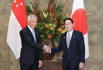 会談前に、リー・シェンロン首相と握手する岸田総理大臣