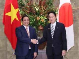 会談を前に、チン首相と握手する岸田総理大臣