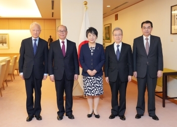 会談前に中国公共外交協会訪日団と記念撮影を行う上川外務大臣