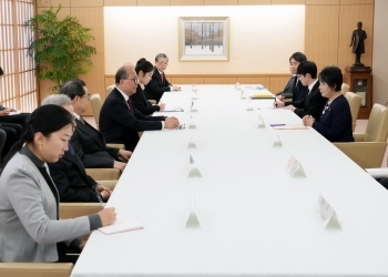 中国公共外交協会訪日団と会談する上川外務大臣