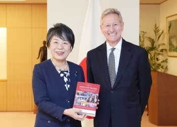 正面を向き、笑顔で写真撮影に応じる、上川大臣とチップマン会長の様子