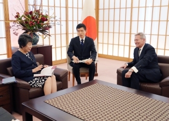着席し、意見交換を行う、上川大臣とチップマン会長の様子