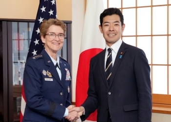 正面を向き、笑顔で握手を交わす、辻󠄀副大臣とヴァン オヴォスト司令官の様子