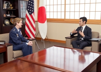 着席し、意見交換を行う、辻󠄀副大臣とヴァン オヴォスト司令官の様子