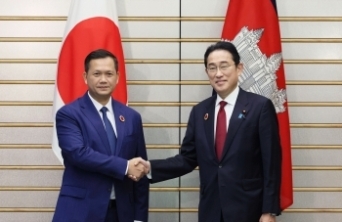 会談前に、フン・マネット首相と握手する岸田総理大臣