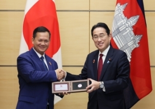 日カンボジア友好70周年記念カンボジア貨幣の贈呈を行う岸田総理大臣