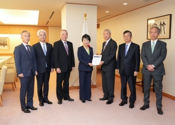 正面を向き、共同声明を手交する、上川大臣と澤田会長らの様子