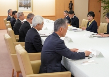 テーブルに着き、意見交換を行う、上川大臣と澤田会長らの様子