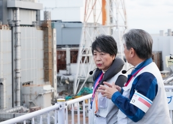 東電関係者と意見交換を行う、上川大臣の様子