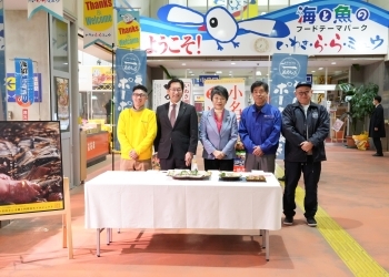 総合施設いわき・ら・ら・ミュウで写真撮影に応じる、上川大臣と内田市長らの様子