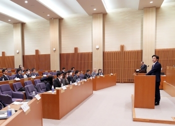 演台に立ち、スピーチする、穂坂政務官の様子(遠写)