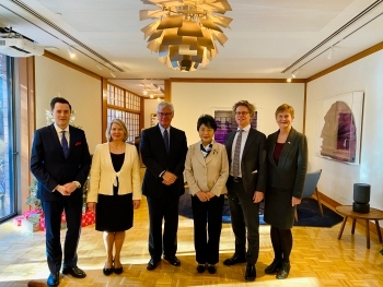 正面を向き、写真撮影に応じる、上川大臣と在京北欧各国大使の様子