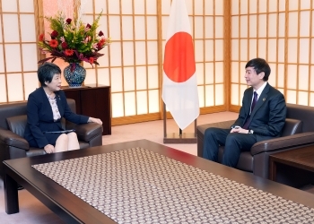 上川外務大臣が、目時政彦UPU国際事務局長と懇談している様子