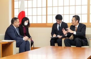 着席し、意見交換を行う、深澤政務官とアブドゥラフモノフ大使の様子