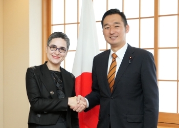 正面を向き、握手を交わす、深澤政務官とコヴァチュ大使の様子