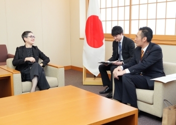 着席し、意見交換を行う、深澤政務官とコヴァチュ大使の様子