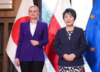 写真撮影に応じる上川外務大臣とノヴァツカ教育大臣