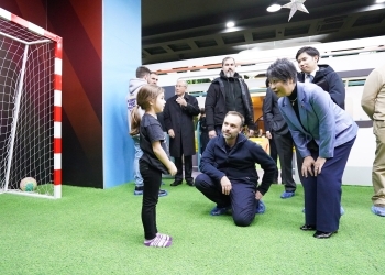 子供たちと交流する上川外務大臣