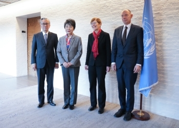 ICJ関係者と記念撮影を行う上川大臣