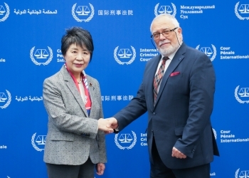 ホフマンスキ国際刑事裁判所所長と握手をする上川外務大臣